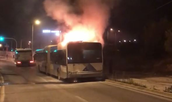 Φωτιά σε λεωφορείο στη Βάρης – Κορωπίου ενώ μέσα είχε επιβάτες (βίντεο)